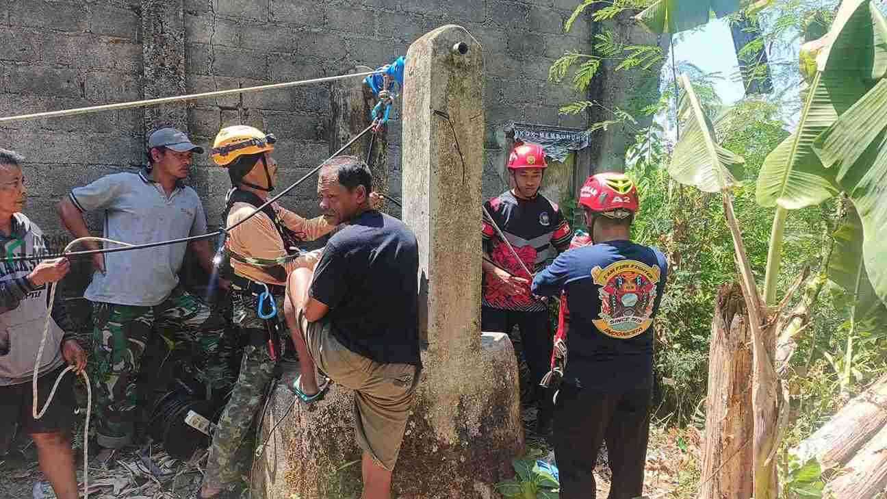 Nenek 70 Tahun di Wlingi, Blitar Terperosok ke Sumur Tua, Begini Kronologinya Petugas Pemadam Kebakaran Kabupaten Blitar Mengevakuasi Nenek 70 yang Terperosok Ke Dalam Sumur di Kelurahan Beru Kecamatan Wlingi Kabupaten Blitar