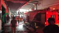 Korsleting Diduga Picu Kebakaran, 500 Mesin Tenun di Purworejo Terbakar Petugas Pemadam Kebakaran Kabupaten Purworejo Memadamkan Api yang Membakar Tempat Produksi Mesin Tenun