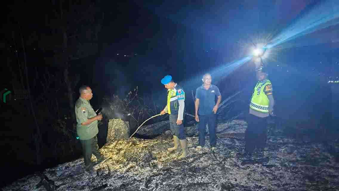 Petugas Usai Memadamkan Api yang Membakar Lahan Perhutani di Petak 60 RPH Somagede Dukuh Kedunglemah Desa Glontor Kecamatan Karanggayam Kabupaten Kebumen