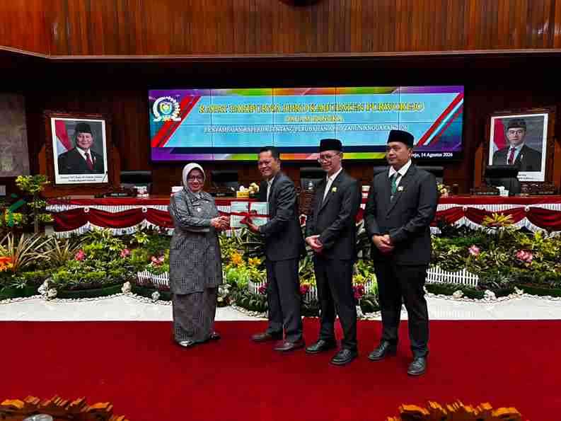 DPRD Purworejo dan Pemkab Purworejo Setujui Perubahan APBD 2026 Pimpinan DPRD Purworejo Sunaryo menerima dokumen Raperda Perubahan APBD 2026 dari Bupati Purworejo Yulis Hastuti dalam Rapat Paripurna di Gedung DPRD Purworejo