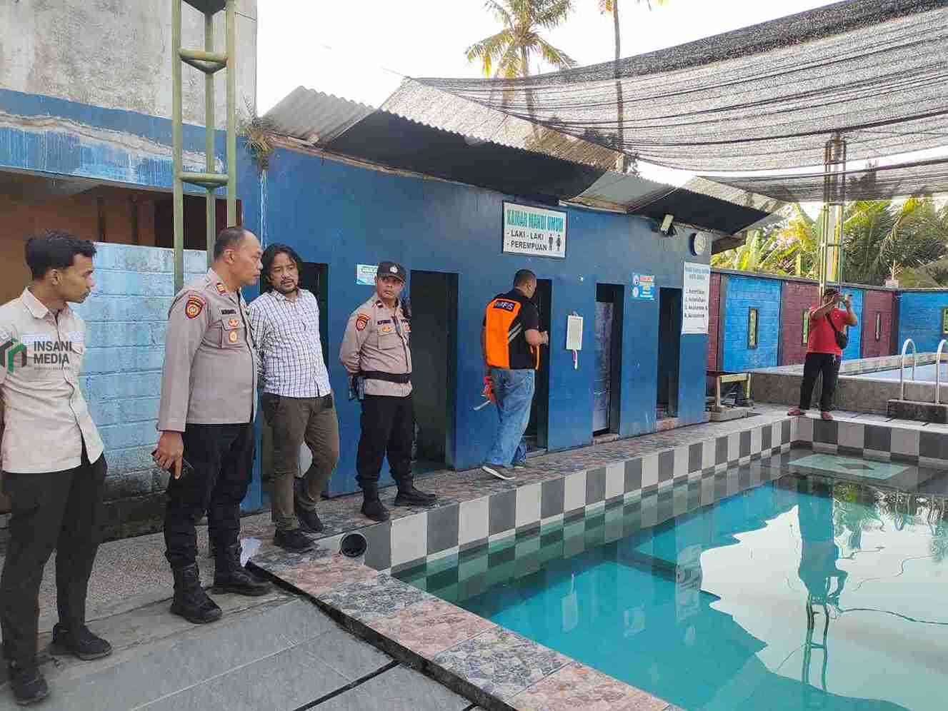 Polisi Melakukan Olah Tempat Kejadian Perkara TKP di Kolam Renang Desa Jiwut Kecamatan Nglegok Kabupaten Blitar Lokasi Bocah 5 Tahun Tenggelam hingga Meninggal