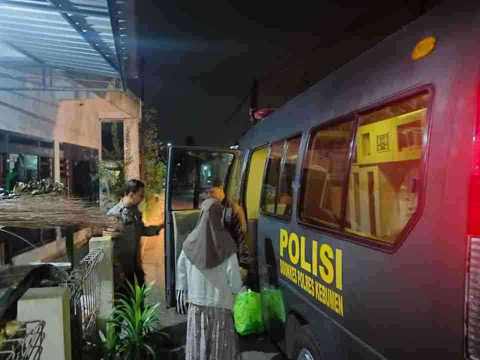 Polres Kebumen Setia Dampingi Dewi Ayu Berobat Sakit Tulang Belakang Polres Kebumen Mengawal Pengobatan Seorang Pelajar Putri Dewi Ayu Fatimah yang Sakit Tulang Belakang