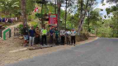 Polres Kebumen bersama Perum Perhutani memasang papan peringatan untuk mencegah kebakaran hutan dan lahan karhutla di kawasan RPH Karanggayam Kabupaten Kebumen Jawa Tengah