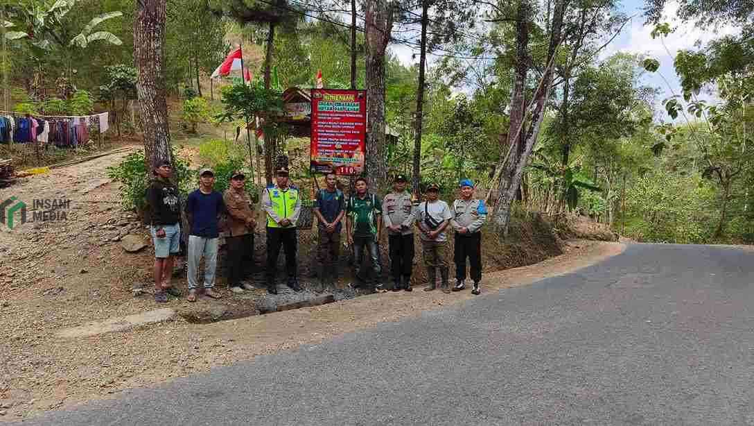 Polres Kebumen bersama Perum Perhutani memasang papan peringatan untuk mencegah kebakaran hutan dan lahan karhutla di kawasan RPH Karanggayam Kabupaten Kebumen Jawa Tengah