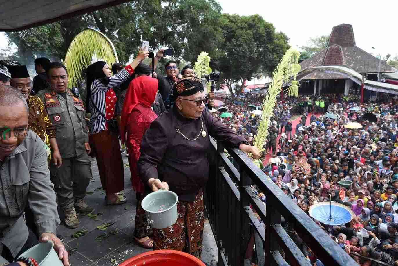 Ribuan Warga Berebut Air Jamasan Gong Kyai Pradah, Ini Tujuannya ! Ribuan Warga Berebut Air Jamasan Gong Kyai Pradah di Alun alun Lodoyo