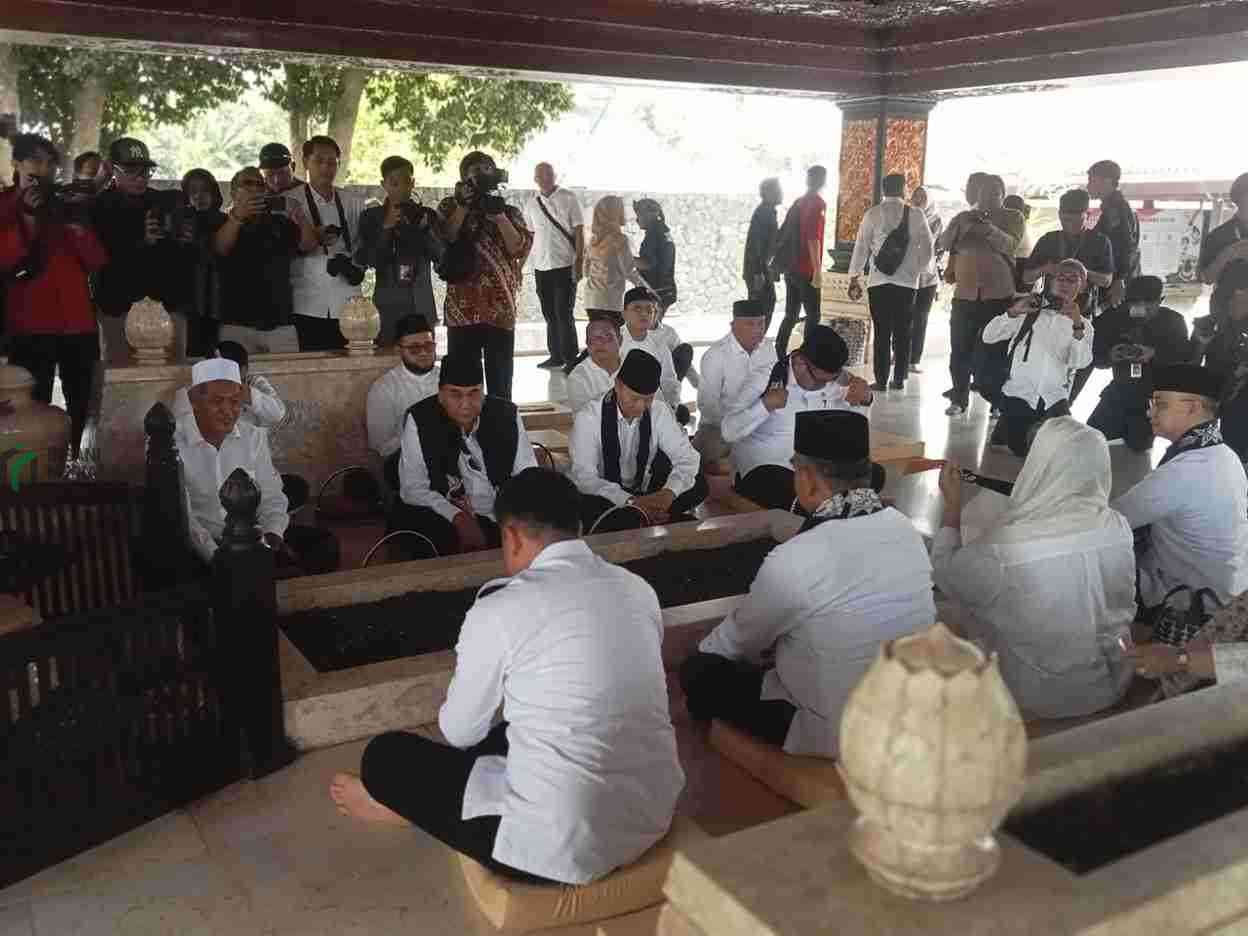 Rombongan Pimpinan MPR RI Ziarah Makam Bung Karno, Komitmen Merawat Indonesia dan Hidupkan Spirit Bung Karno Rombongan MPR RI Dimpimpin Ketua MPR RI Ahmad Muzani Ziarah ke Makam Bung Karno di Kota Blitar