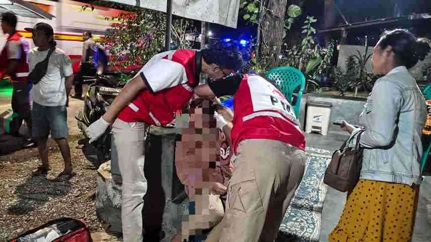 Tim KSR PMI Kabupaten Purworejo Mengevakuasi Seorang Wanita Korban Kecelakaan di Begelen Purworejo yang Mengalami Luka di Kepala