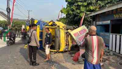 Sopir Hilang Fokus, Truk Sound System Tabrak Tembok SD di Ponggok, Blitar, Begini Kondisinya