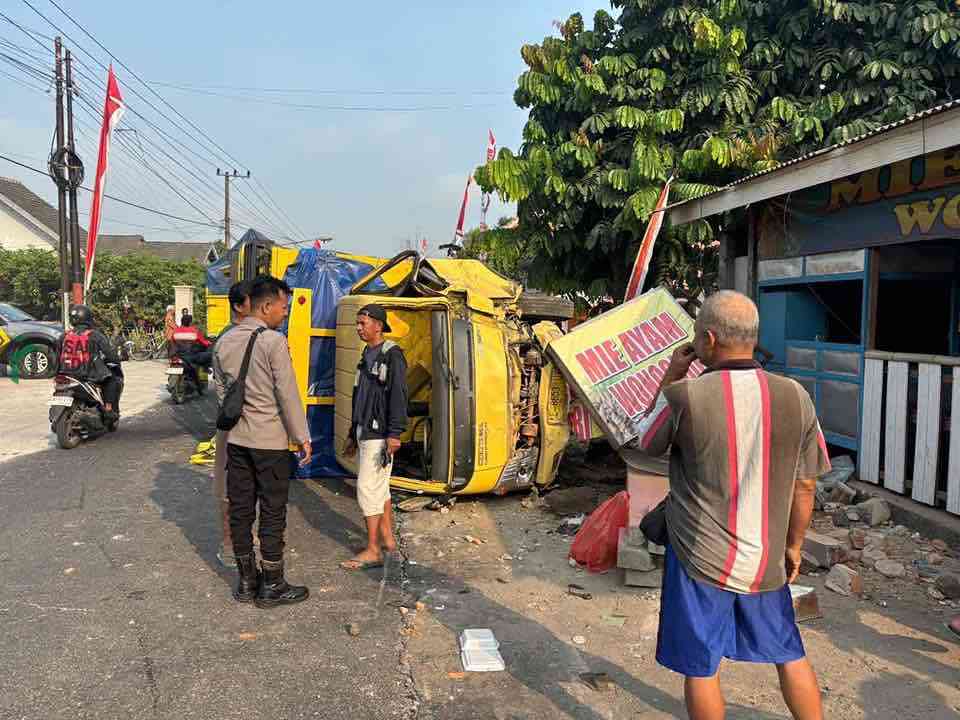 Sopir Hilang Fokus, Truk Sound System Tabrak Tembok SD di Ponggok, Blitar, Begini Kondisinya Truk Bawa Sound System Terguling Usai Menabrak Tembok SD di Desa Maliran Kecamatan Ponggok Kabupaten Blitar