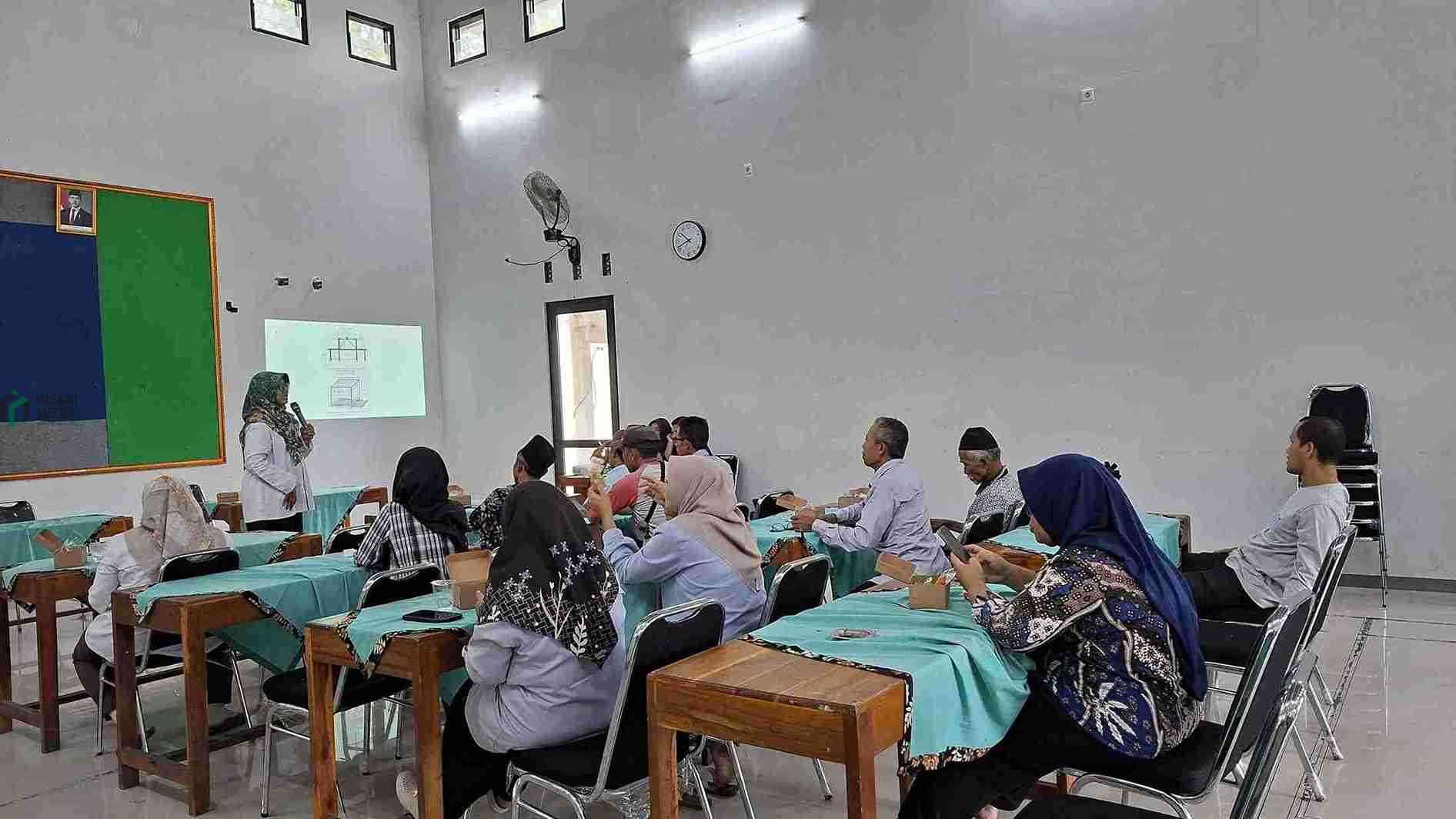 UMNU Kebumen Latih Warga Kembangkan Ayam KUB dan Pakan Lele di Desa Sendangdalem, Kebumen UMNU Kebumen Latih Warga Kembangkan Ayam KUB