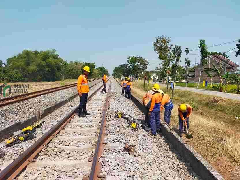 Vice President PT Kereta Api Indonesia (Persero) Daop 7 Periksa Jalur Madiun–Kertosono untuk Jaga Keselamatan Perjalanan KA Vice President PT KAI Daop 7 Madiun Ali Afandi Menijau Jalur Kereta Api Madiun Kertosono
