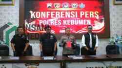 Polres Kebumen Sita 86,19 Gram Sabu, Dua Tersangka Dibekuk Wakapolres Kebumen Kompol Andre Bachtiar Winanomo Menunjukkan Barang Bukti Sabu Seberat 891 gram dari Dua Tersangka
