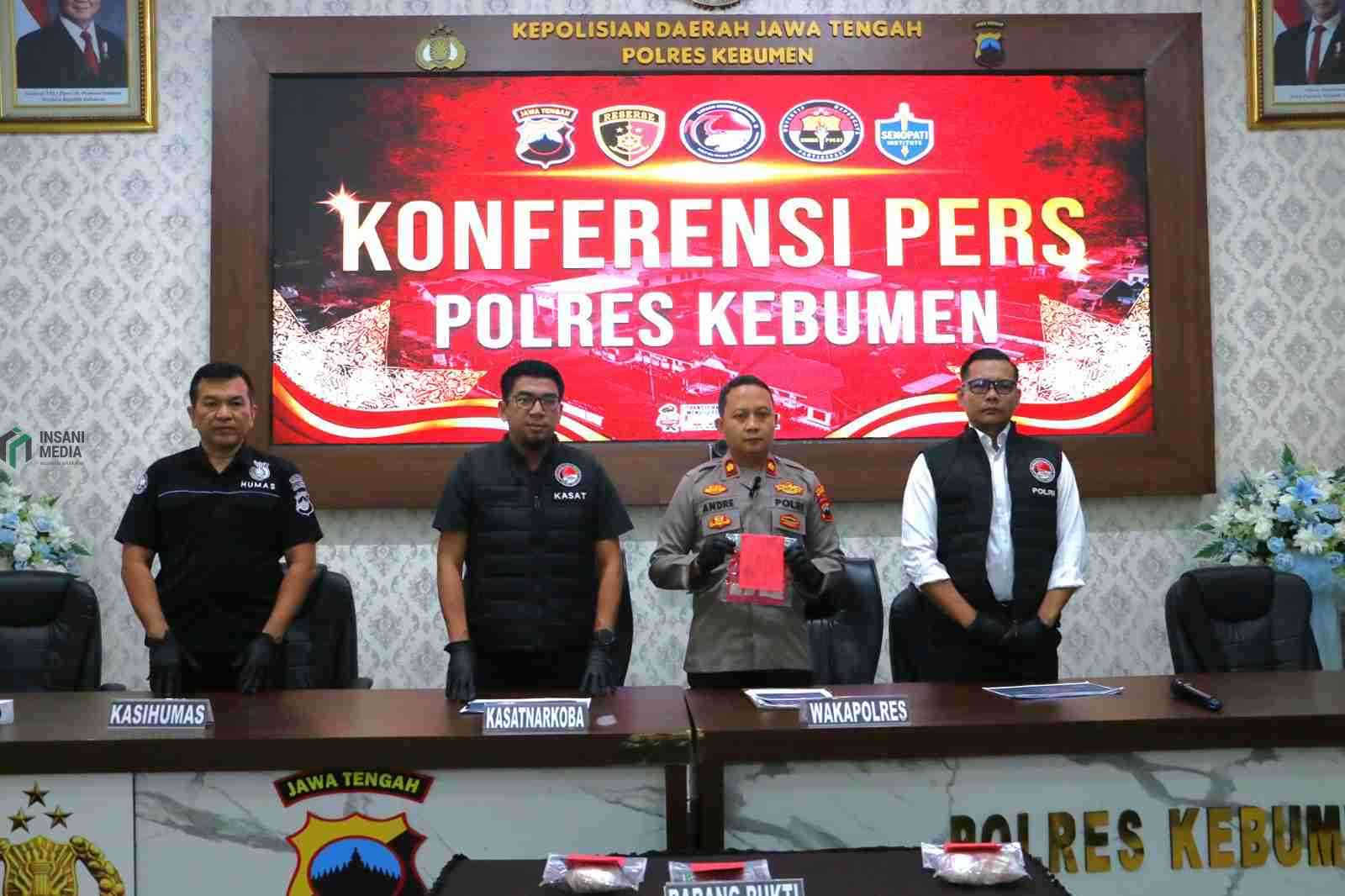 Wakapolres Kebumen Kompol Andre Bachtiar Winanomo Menunjukkan Barang Bukti Sabu Seberat 891 gram dari Dua Tersangka