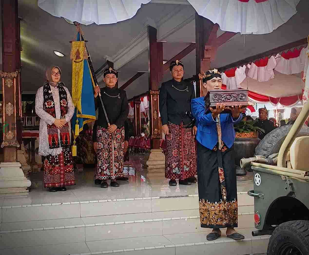 Bedhol Pusoko Hidupkan Warisan Sejarah Hari Jadi Blitar ke-702 Wakil Bupati Blitar beky Herdihansah saat Prosesi Behdol Pusoko Hari Jadi Blitar Ke 702
