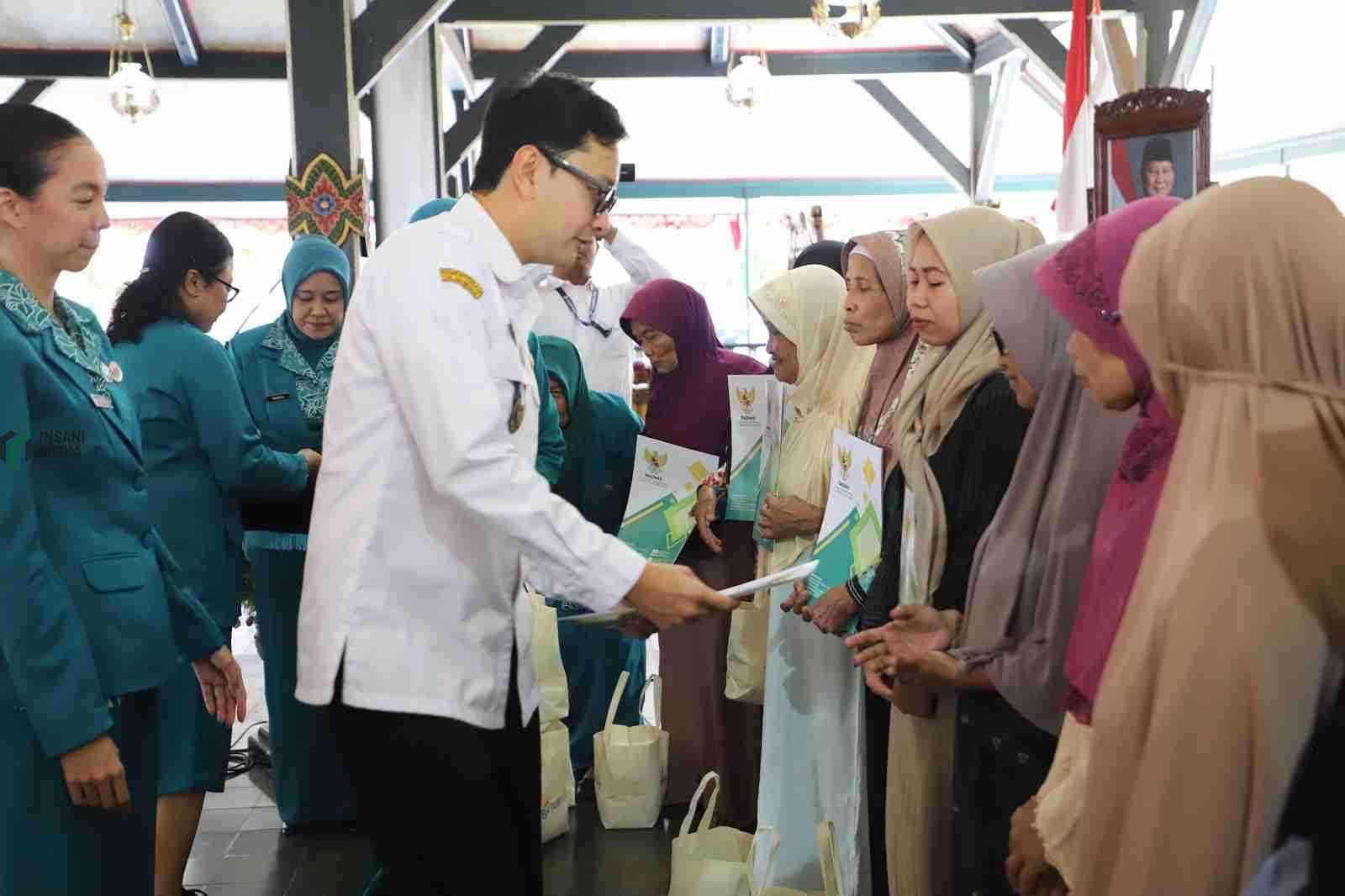 Wakil Bupati Purworejo Dion Agasi Setiabudi Memberikan Santunan saat Hadir di kegiatan Peningkatan Mutu Kader PKK