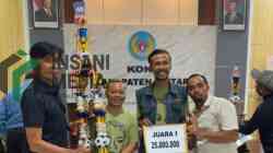 Diwarnai Aksi Protes Sumberasri FC, Komdis PSSI Blitar Tetapkan BLU FC Menang 2-1 Wakil Ketua ASKAB PSSI Kabupaten Blitar Prianto Akbar Menyerahkan Hadiah kepada Pelatih BLU FC yang Juara Piala Ketua KONI Kabupaten Blitar 2026