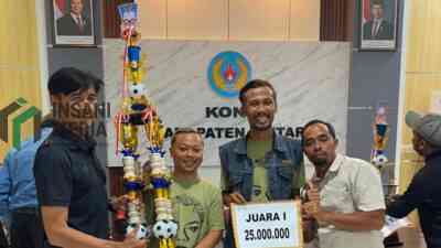 Wakil Ketua ASKAB PSSI Kabupaten Blitar Prianto Akbar Menyerahkan Hadiah kepada Pelatih BLU FC yang Juara Piala Ketua KONI Kabupaten Blitar 2026