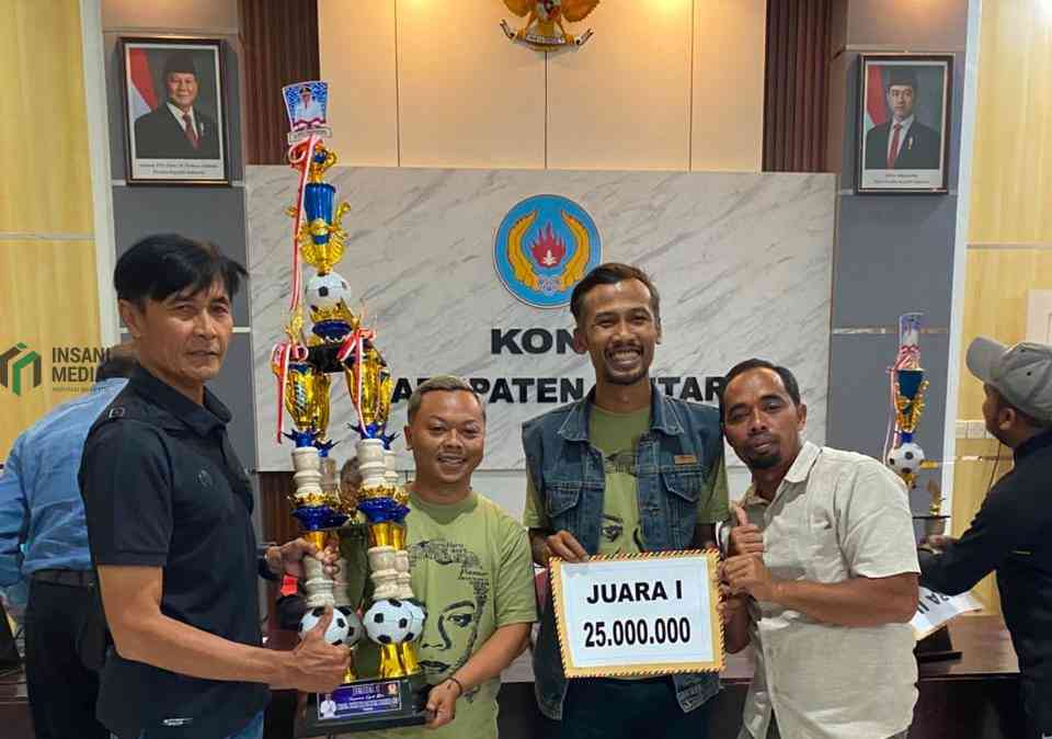 Wakil Ketua ASKAB PSSI Kabupaten Blitar Prianto Akbar Menyerahkan Hadiah kepada Pelatih BLU FC yang Juara Piala Ketua KONI Kabupaten Blitar 2026