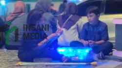 Jualan Lampu Kitiran di Alun-Alun Kutoarjo,  Purworejo, Wildan Pelajar Kelas 6 SD Bercita-cita Mampu Menjadi Penerang