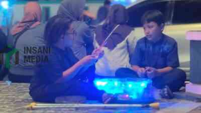 Wildan Pelajar Kelas 6 SD saat Menjual Kitiran LED di Alun alun Kutoarjo Purworejo