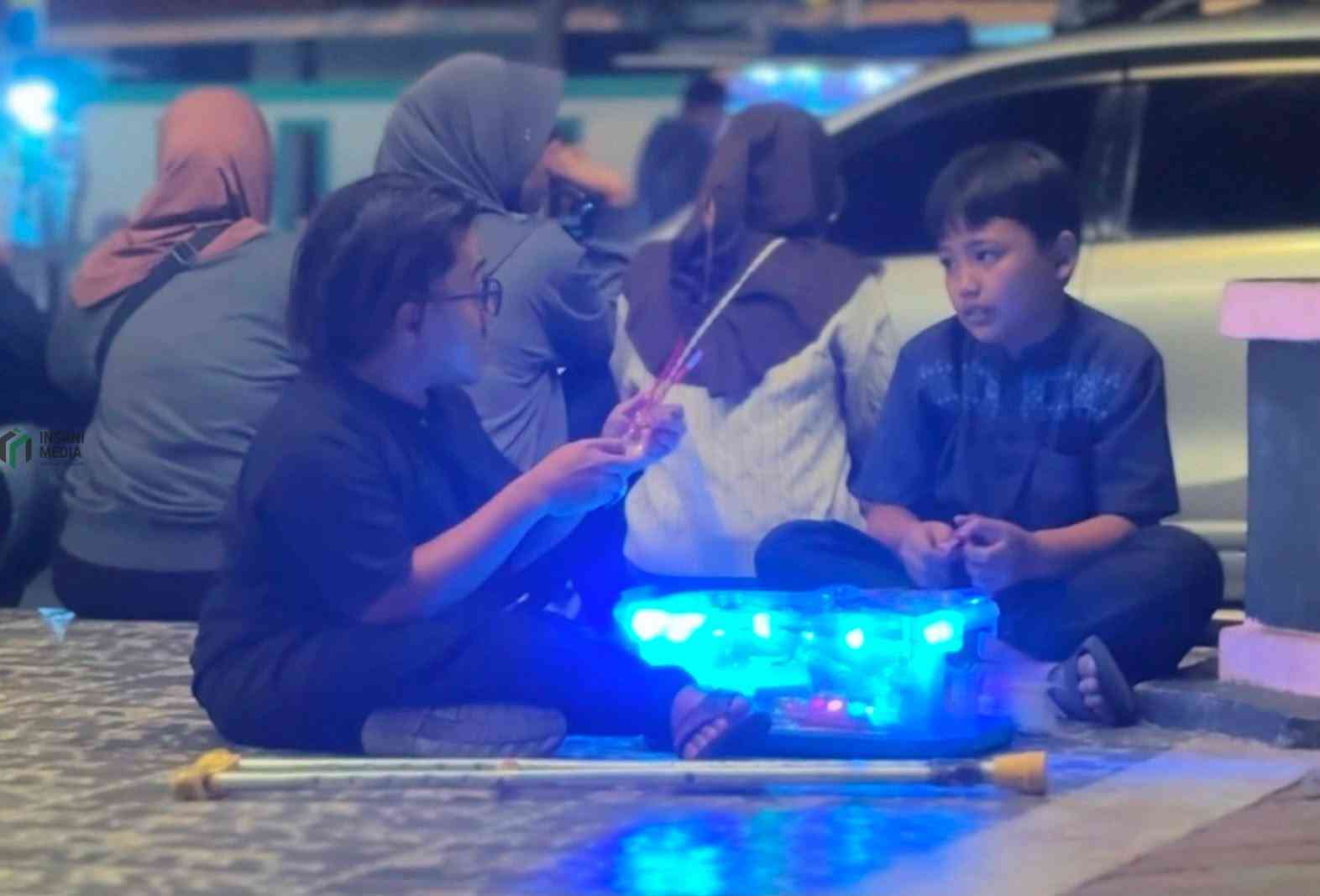 Jualan Lampu Kitiran di Alun-Alun Kutoarjo, Purworejo, Wildan Pelajar Kelas 6 SD Bercita-cita Mampu Menjadi Penerang Wildan Pelajar Kelas 6 SD saat Menjual Kitiran LED di Alun alun Kutoarjo Purworejo