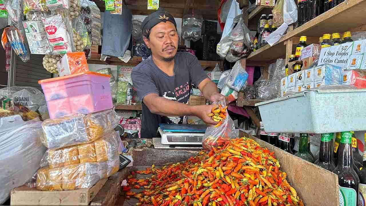 Musim Kemarau, Harga Cabe Rawit di Kota Blitar Tembus Rp75 Ribu Perkilogram Ali Mahmud Pedagang Cabe Rawit di Pasar Legi Kota Blitar