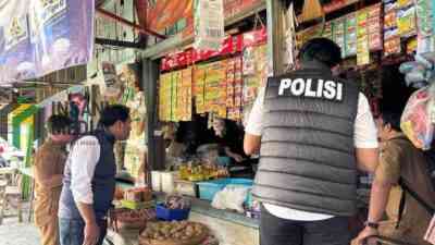 Anggota Polres Blitar Kota Memeriksa Harga Beras di Pasar dan Pedagang di Kota Blitar
