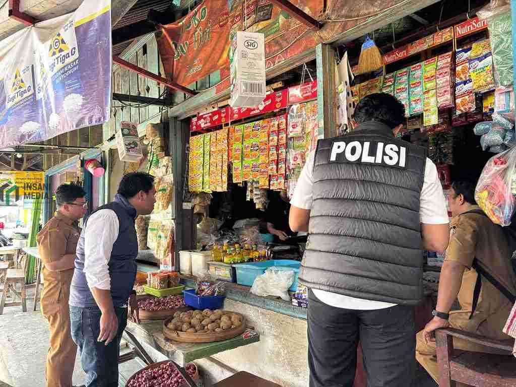 Anggota Polres Blitar Kota Memeriksa Harga Beras di Pasar dan Pedagang di Kota Blitar