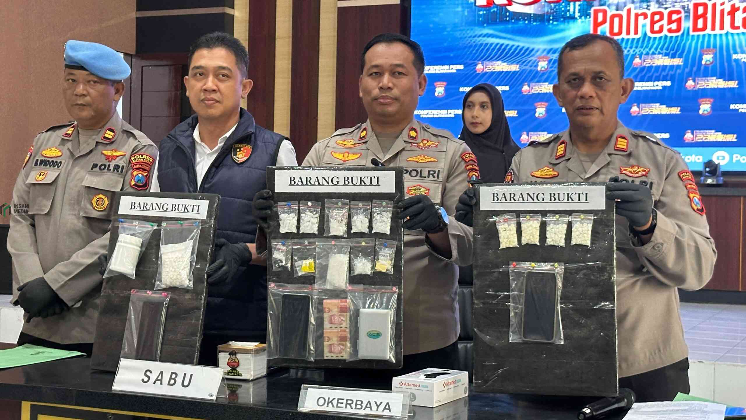 Polres Blitar Kota Bongkar 5 Kasus Narkoba dengan 5 Tersangka dengan BB 85 Gram Sabu Anggota Polres Blitar Kota Menunjukkan Barang Bukti Berupa Sabu dan Pil Dobel L dari 5 Tersangka scaled