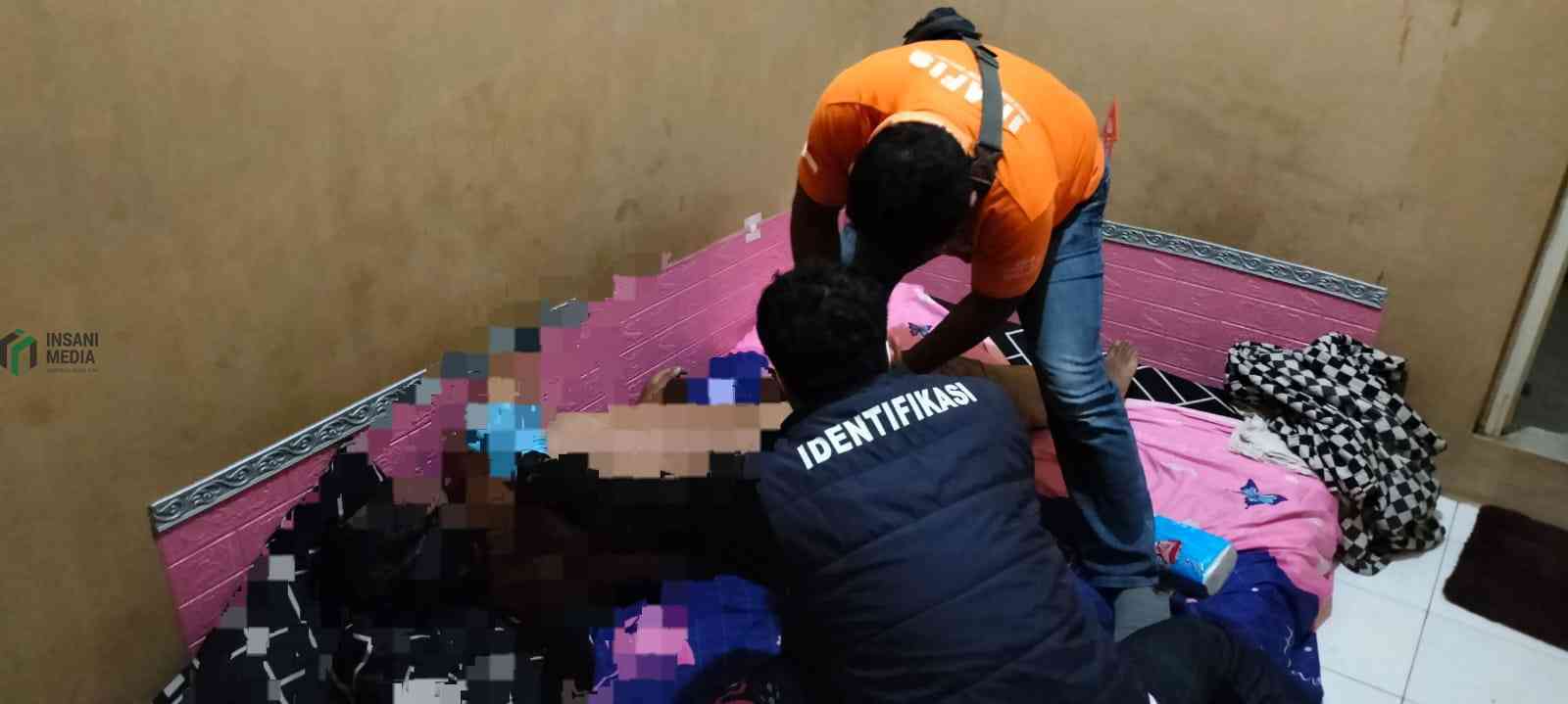 Anggota Polres Blitar Melakukan Identifikasi Terhadap Korban Seorang Pria Berinisial AK yang Ditemukan Meninggal di Kamar Kos di Kelurahan Tawangsari Garum