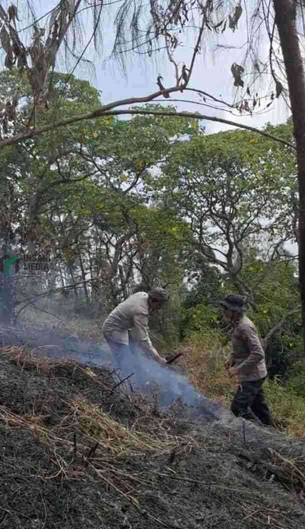 Anggota Polres Blitar Melakukan Pemadaman Api di Gunung Buthak