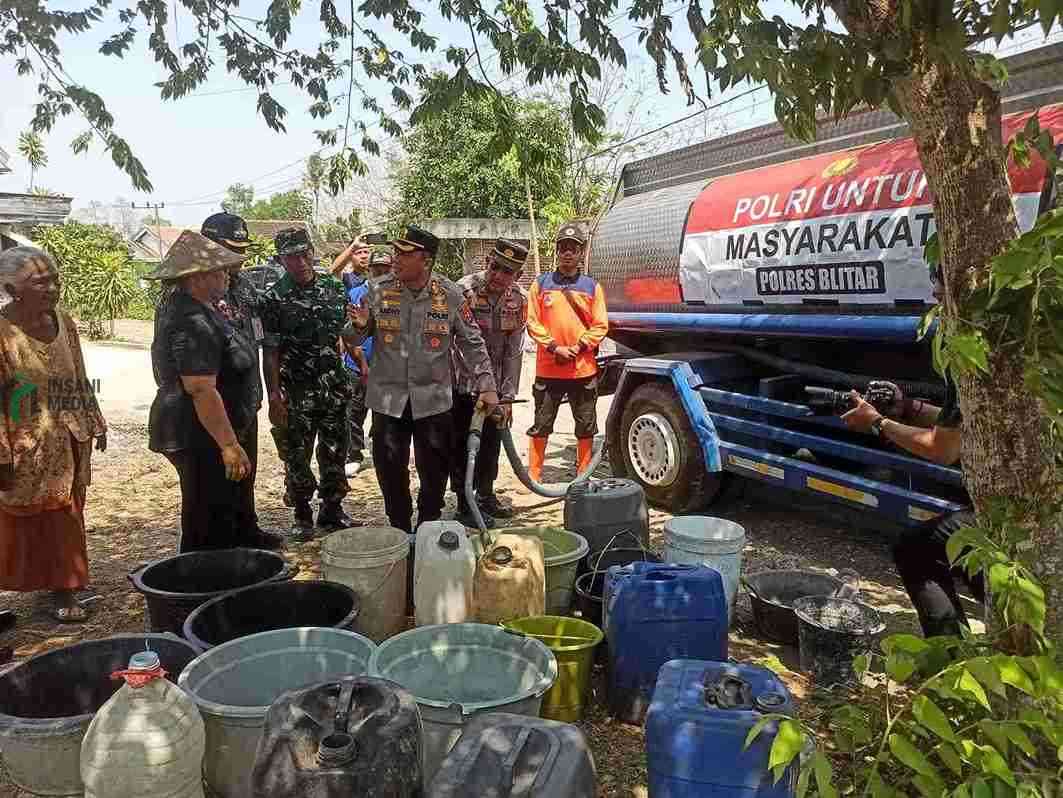 Warga Kalitengah Blitar Kekeringan, Kini Hanya Andalkan Air Kiriman BPBD Kabupaten Blitar Dropping Air Bersih untuk Warga Desa Kalitengah Kecamatan Panggungrejo
