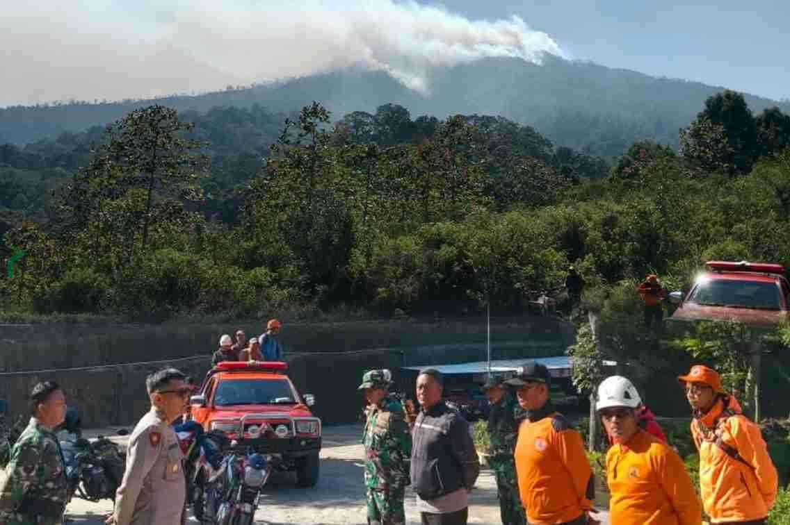 Kebakaran Hutan di Malang Mengarah Blitar, BPBD Siaga di Sirahkencong BPBD Kabupaten Blitar Siagakan Personil di Perkebunan Teh Serahkencong Antisipasi Kebakaran di Malang Merambat ke Blitar
