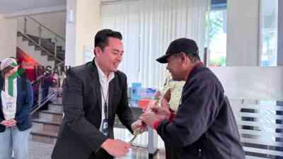 Branch Office Head BRI Blitar Yudika Hanafi hadir menyapa nasabah secara langsung di Banking Hall BRI Blitar.