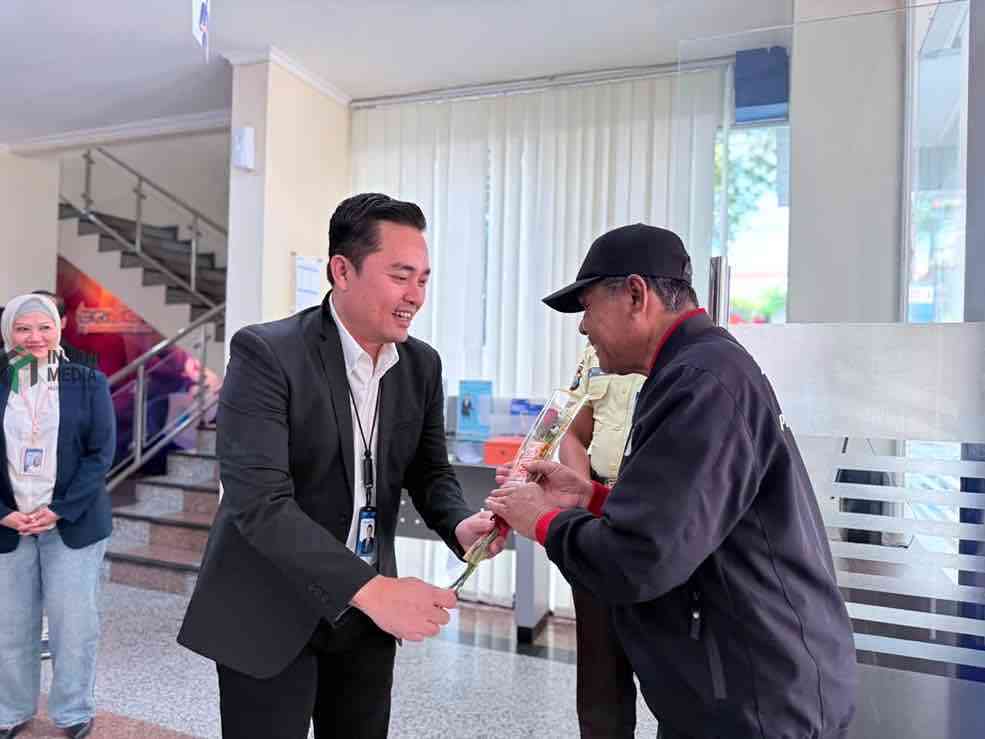 Rayakan Hari Pelanggan Nasional, Manajemen BRI Blitar Hadir Lebih Dekat Sapa Nasabah Branch Office Head BRI Blitar Yudika Hanafi hadir menyapa nasabah secara langsung di Banking Hall BRI Blitar.