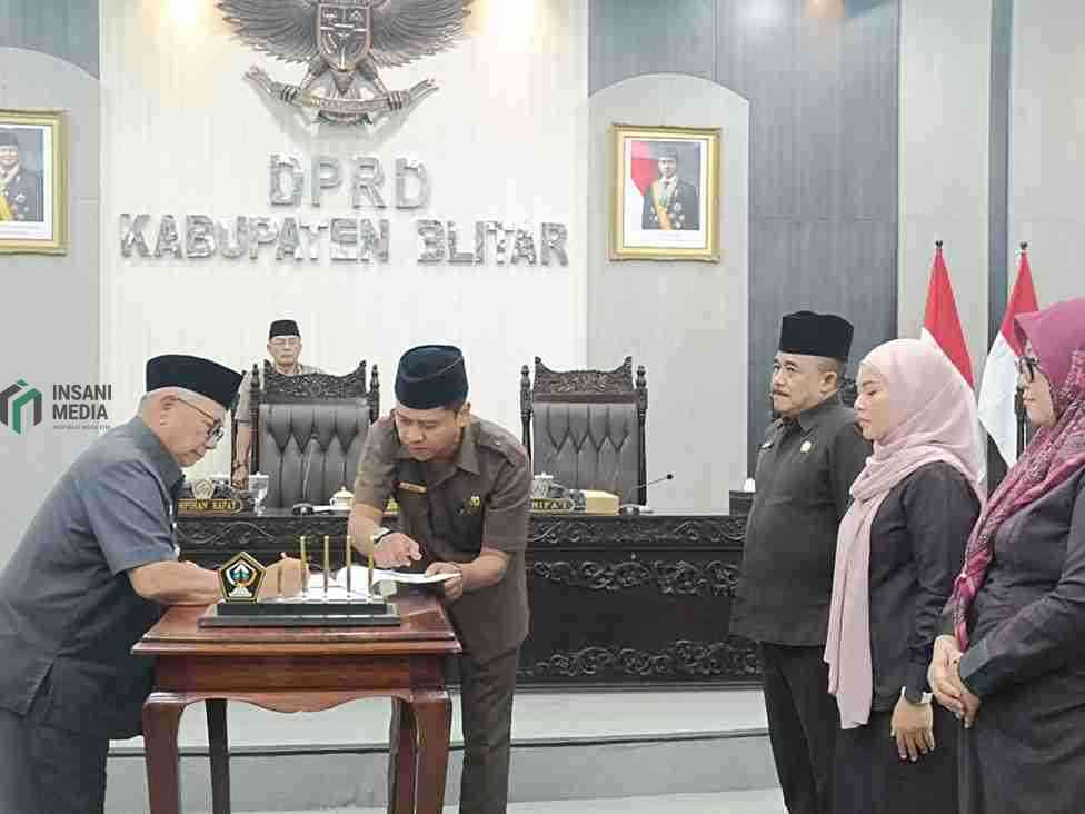 DPRD Kabupaten Blitar Sahkan Perda Pariwisata dan Irigasi, Berikan Kepastian Hukum Bupati Blitar Rijanto Bersama Pimpinan DPRD Kabupaten Blitar Menandatangani Perda Pariwisata dan Irigasi