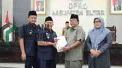 Bupati Blitar Rijanto Menyerahkan Ranperda Perubahan APBD 2026 ke Ketua DPRD Kabupaten Blitar Supriadi