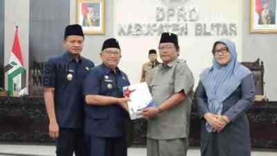 Bupati Blitar Rijanto Menyerahkan Ranperda Perubahan APBD 2026 ke Ketua DPRD Kabupaten Blitar Supriadi