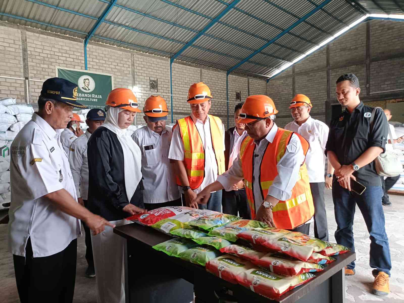 Ada Peternakan Ayam, Kabupaten Blitar Dilirik Jadi Sentra Benih Jagung Soebandi Raja Bupati Blitar Riyanto saat Melihat Produksi Benih Jagung Soebandi Raja