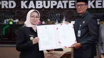 Bupati Kebumen Lilis Nuryani saat Menyerahkan Dua Ranperda saat Sidang Paripurna DPRD Kebumen