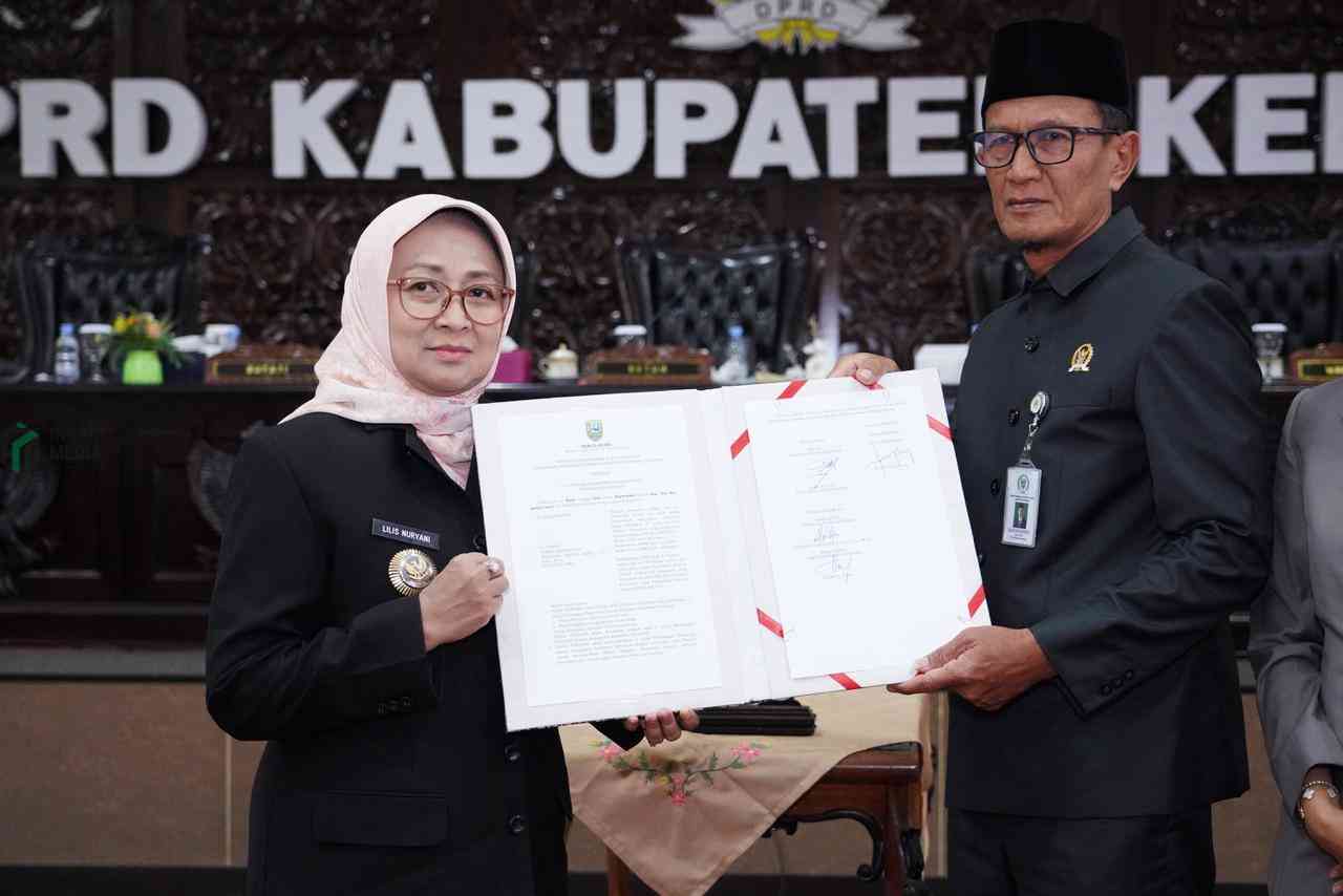 Bupati Kebumen Lilis Nuryani saat Menyerahkan Dua Ranperda saat Sidang Paripurna DPRD Kebumen