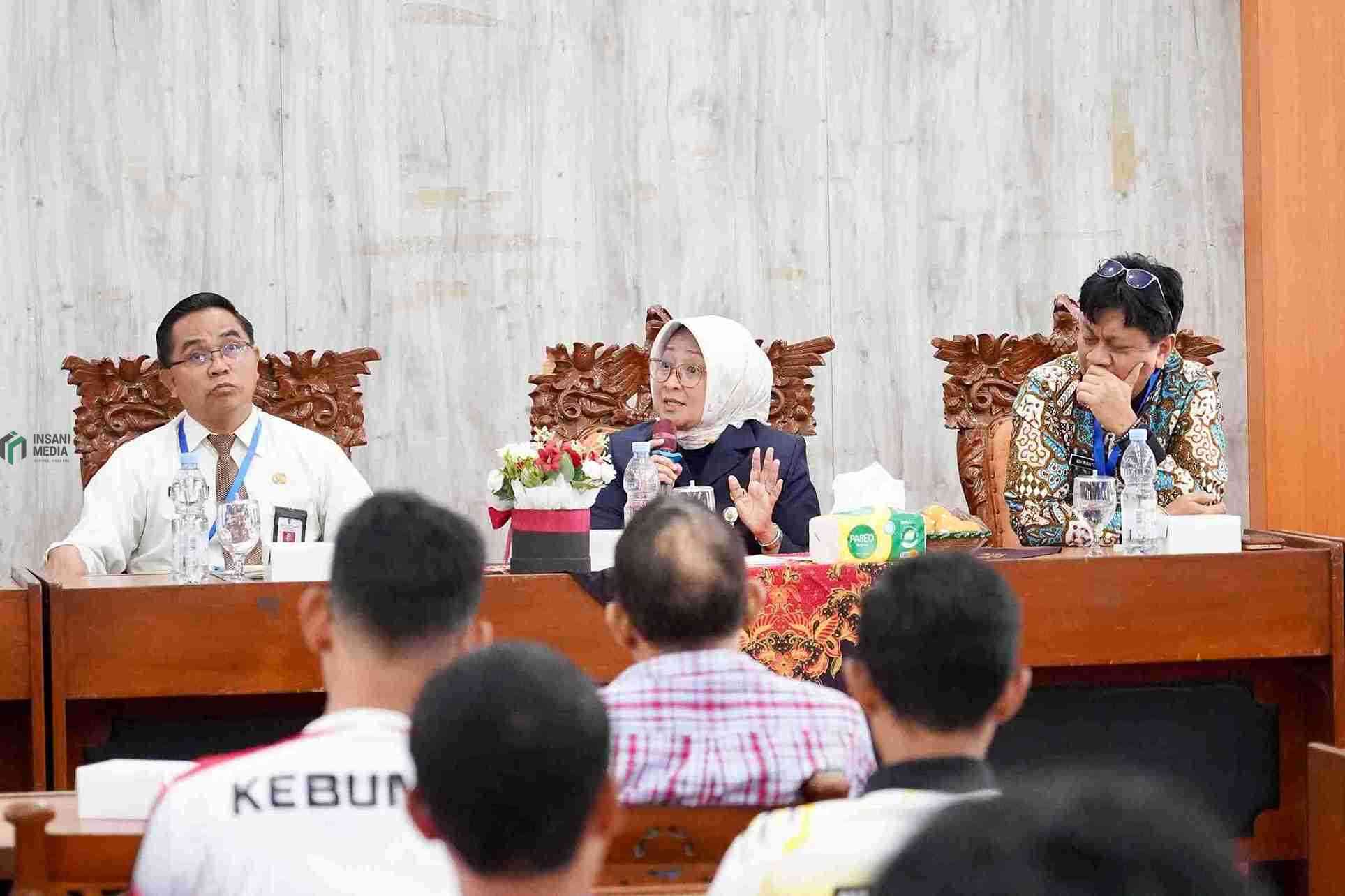 Armada Bus Engkel Kontingen POPDA Kebumen Viral, Bupati Langsung Evaluasi Bupati Kebumen Lilis Nuryani