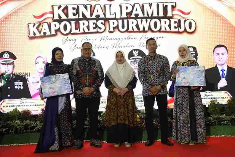 Polres Purworejo Dipimpin Kapolres Perempuan, Lengkapi Pimpinan Perempuan Bersama Bupati Yuli Hastuti Bupati Purworejo Yuli Hastuti Menghadiri Sertijab Kapolres Purworejo dari AKBP Windy Syafutra ke AKBP Erma Rahayu