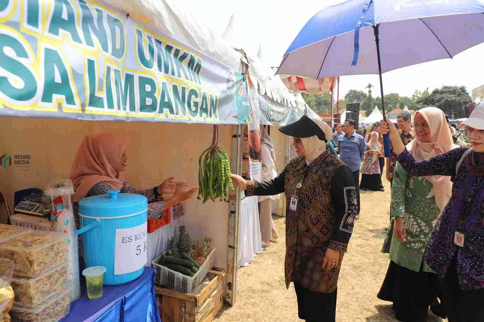 Bener Expo Purworejo 2026, Hidupkan Kreativitas dan Inovasi Warga Bener Bupati Purworejo Yuli Hastuti Mengunjungi Stan UMKM di Bener Expo 2026