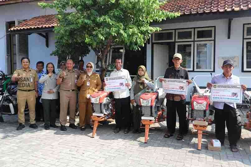 Bupati Purworejo Yuli Hastuti Menyalurkan Alsintan