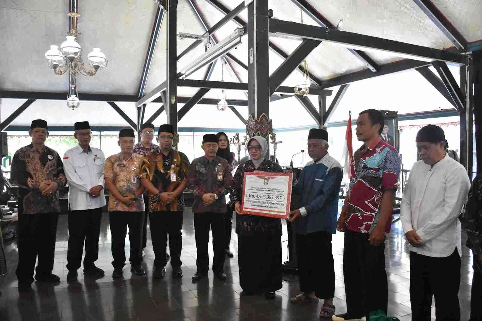 Bupati Purworejo Yuli Hastuti Menyerahkan Bantuan untuk Masjid dan Ponpes Secara Simbolis