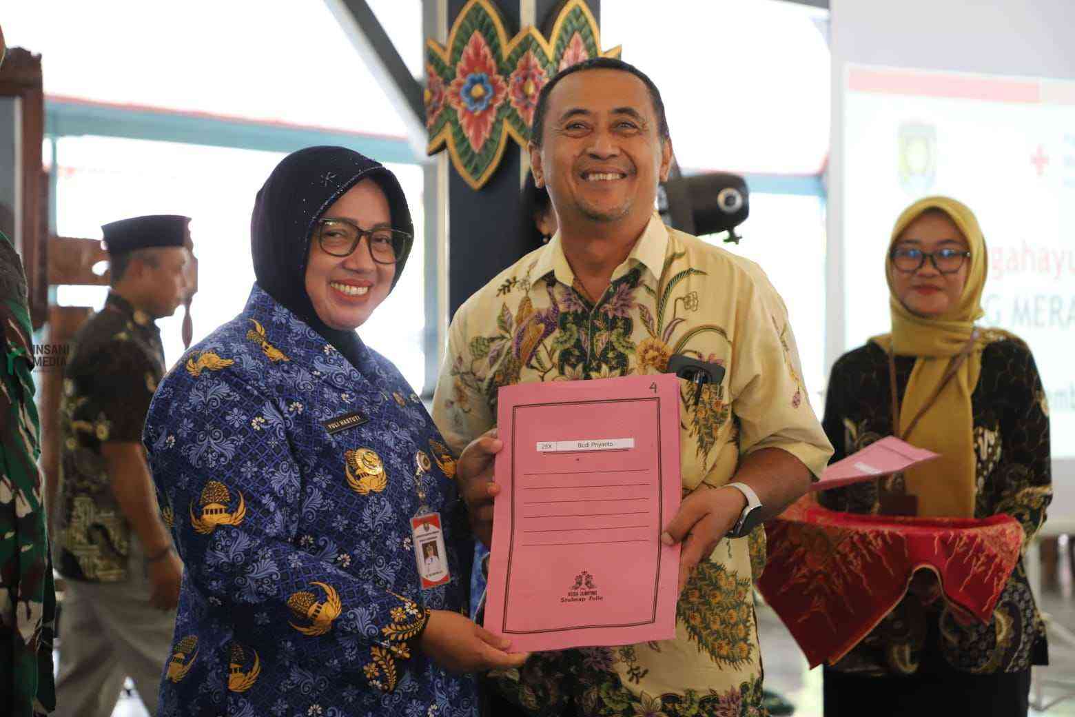 Sebanyak 139 Relawan Donor Darah di Purworejo Terima Penghargaan, Wujud Kepedulian Terhadap Sesama Bupati Purworejo Yuli Hastuti Menyerahkan Penghargaan Terhadap Relawan Donor Darah