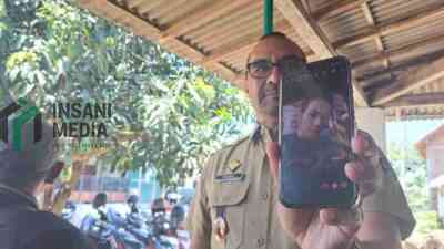 Camat garum Frass Castilo Menunjukan Foto Korban Selama KM Virgo Transport 8