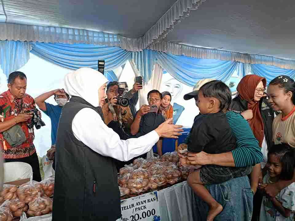 Gubernur Jawa Timur Khofiffah Indar Parawangsa Menghadiri Pasar Murah di Lapangan Brubuh Kelurahan Kalipang Kecamatan Sutojayan Kabupaten Blitar