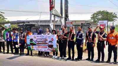 KAI dan Railfans di Jombang Sosialisasi Keselamatan Perjalanan Kereta Api